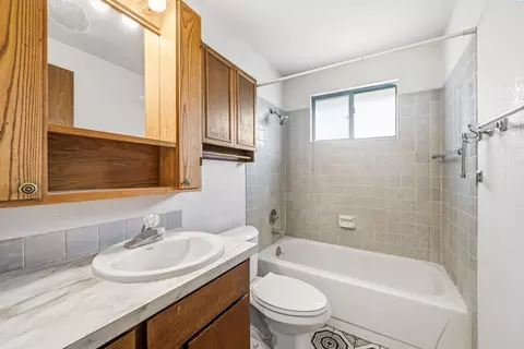 Bath - 310 NW Dillon St, Pullman, WA 99163 photo 1 of 2
