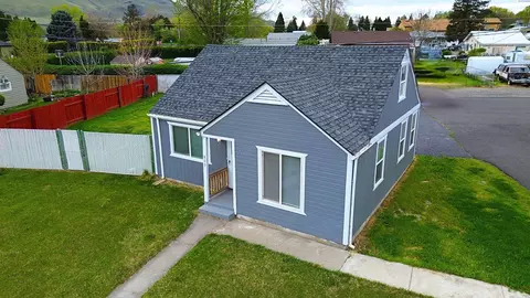 803 9th St, Benton City, WA 99320