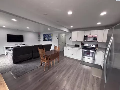 526 S 40th Ave #D-210, West Richland, WA 99353
