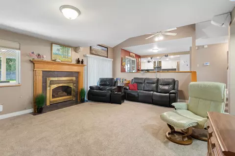 Living - 8920 Maple Dr, Pasco, WA 99301 photo 2 of 4
