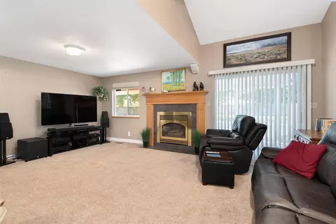 Living - 8920 Maple Dr, Pasco, WA 99301 photo 3 of 4