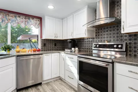 Kitchen - 8920 Maple Dr, Pasco, WA 99301 photo 1 of 5