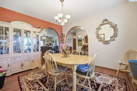 Dining - 2304 Road 52, Pasco, WA 99301 photo 2 of 4