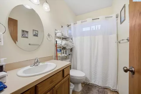 Bath - 2304 Road 52, Pasco, WA 99301 photo 3 of 3