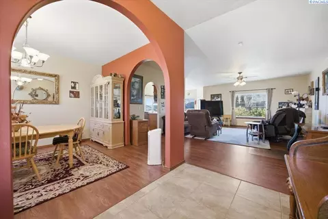 Entry Way - 2304 Road 52, Pasco, WA 99301 photo 2 of 3