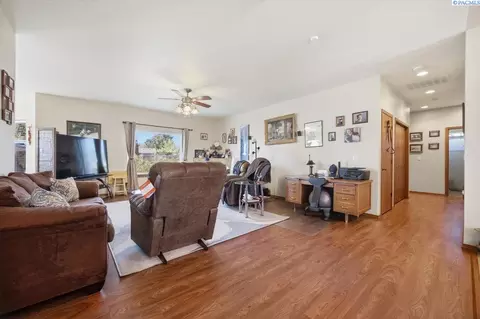 Entry Way - 2304 Road 52, Pasco, WA 99301 photo 3 of 3