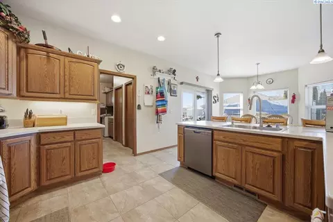 Kitchen - 2304 Road 52, Pasco, WA 99301 photo 4 of 5