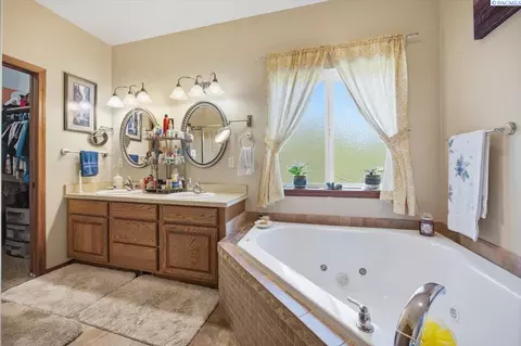 Bath - 2304 Road 52, Pasco, WA 99301 photo 1 of 3