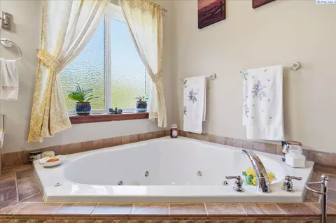 Bath - 2304 Road 52, Pasco, WA 99301 photo 2 of 3