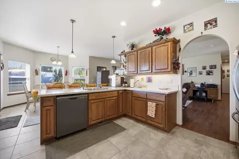 Kitchen - 2304 Road 52, Pasco, WA 99301 photo 3 of 5