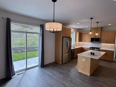 Kitchen - 820 SW Blue Heron Ct, Pullman, WA 99163 photo 3 of 7