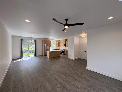 Living - 820 SW Blue Heron Ct, Pullman, WA 99163 photo 2 of 5