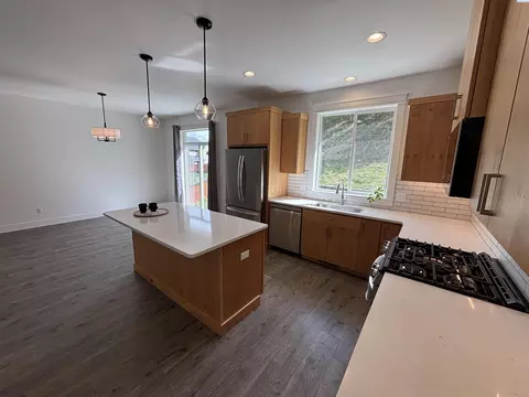 Kitchen - 820 SW Blue Heron Ct, Pullman, WA 99163 photo 2 of 7