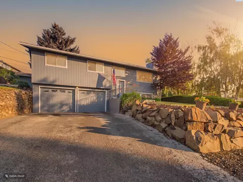 106 N 12th St, Selah, WA 98942