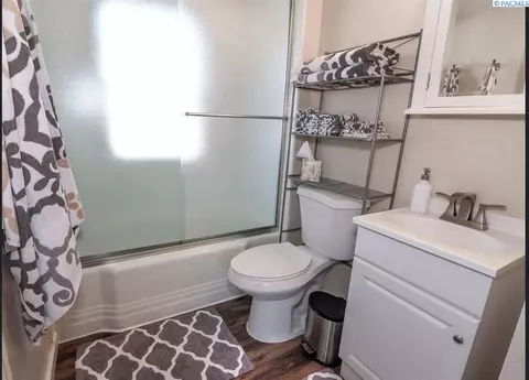 Bath - 118-122 NW State St, Pullman, WA 99163 photo 2 of 3