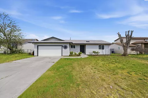 725 NW Sunburst Ct, Moses Lake, WA 98837