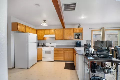 Kitchen - 540 SE Shoemaker Pl, Pullman, WA 99163 photo 2 of 3