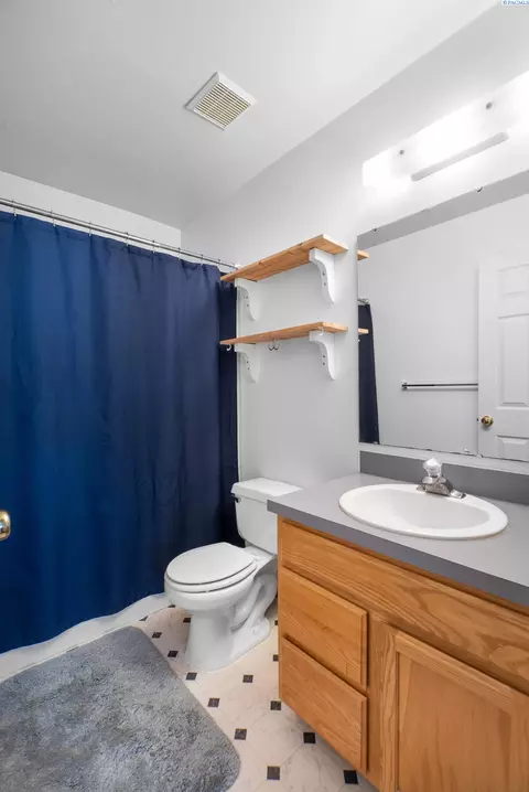 Bath - 540 SE Shoemaker Pl, Pullman, WA 99163 photo 3 of 3