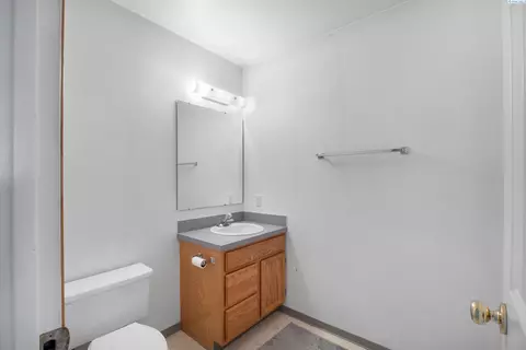 Bath - 540 SE Shoemaker Pl, Pullman, WA 99163 photo 1 of 3