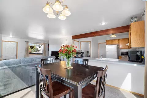 Dining - 540 SE Shoemaker Pl, Pullman, WA 99163 photo 2 of 2
