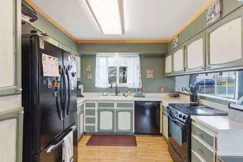 Kitchen - 809 E Valleyview Ln, Colfax, WA 99111 photo 3 of 3