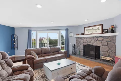 Living - 809 E Valleyview Ln, Colfax, WA 99111 photo 2 of 3