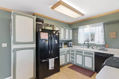 Kitchen - 809 E Valleyview Ln, Colfax, WA 99111 photo 2 of 3