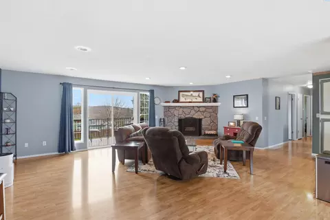 Living - 809 E Valleyview Ln, Colfax, WA 99111 photo 3 of 3