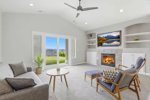 Living - 3161 Deserthawk Loop, Richland, WA 99354 photo 1 of 2