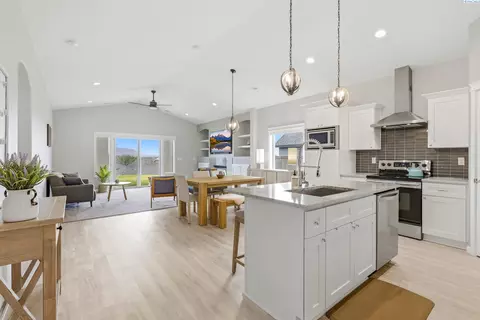 Kitchen - 3161 Deserthawk Loop, Richland, WA 99354 photo 2 of 4