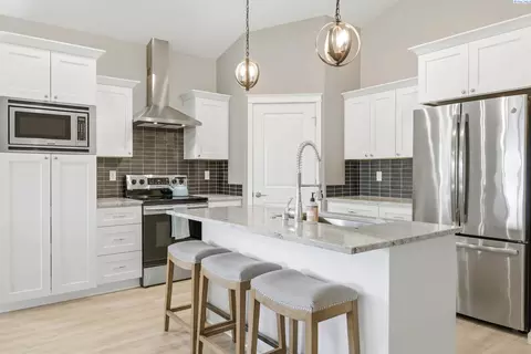 Kitchen - 3161 Deserthawk Loop, Richland, WA 99354 photo 3 of 4