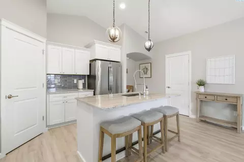 Kitchen - 3161 Deserthawk Loop, Richland, WA 99354 photo 4 of 4