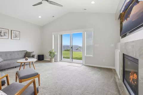 Living - 3161 Deserthawk Loop, Richland, WA 99354 photo 2 of 2