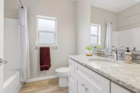 Bath - 3161 Deserthawk Loop, Richland, WA 99354 photo 2 of 3