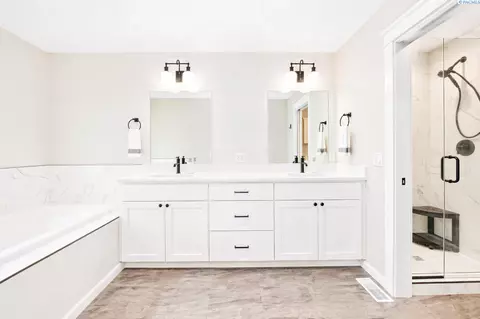 Bath - 625 SW Cayuse, Pullman, WA 99163 photo 2 of 3