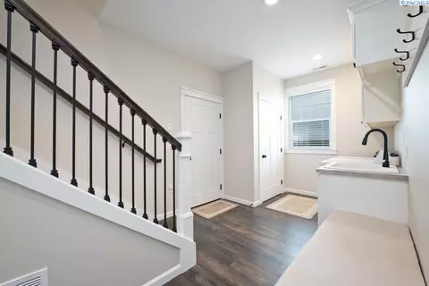 Entry Way - 625 SW Cayuse, Pullman, WA 99163 photo 2 of 3