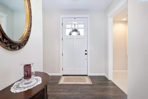 Entry Way - 625 SW Cayuse, Pullman, WA 99163 photo 2 of 3