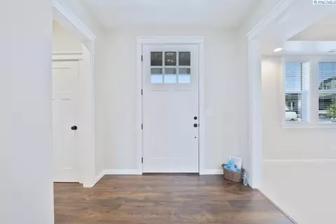Entry Way - 625 SW Cayuse, Pullman, WA 99163 photo 1 of 3
