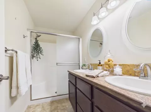 Bath - 3511 Estrella Dr, Pasco, WA 99301 photo 2 of 2