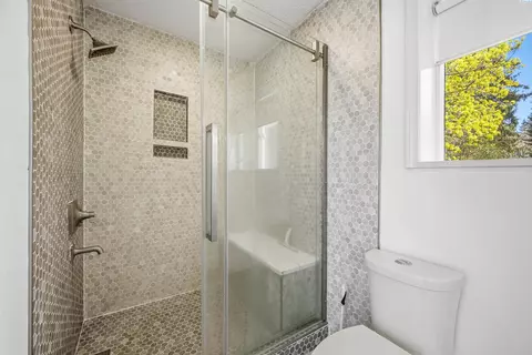 Bath - 1050 SE Glen Echo Rd, Pullman, WA 99163 photo 2 of 3