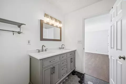 Bath - 1050 SE Glen Echo Rd, Pullman, WA 99163 photo 1 of 3