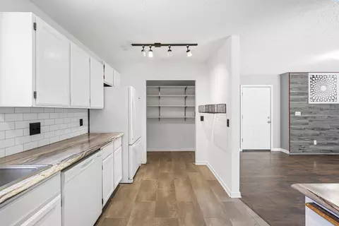Kitchen - 1050 SE Glen Echo Rd, Pullman, WA 99163 photo 2 of 3