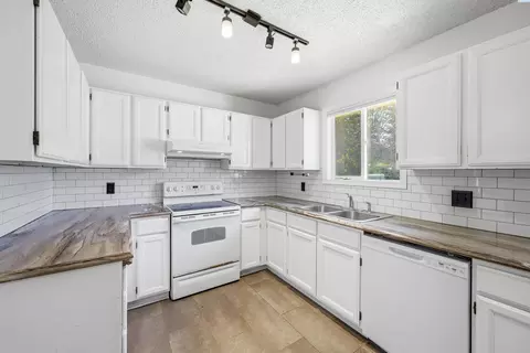 Kitchen - 1050 SE Glen Echo Rd, Pullman, WA 99163 photo 3 of 3
