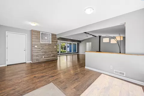 Living - 1050 SE Glen Echo Rd, Pullman, WA 99163 photo 1 of 7