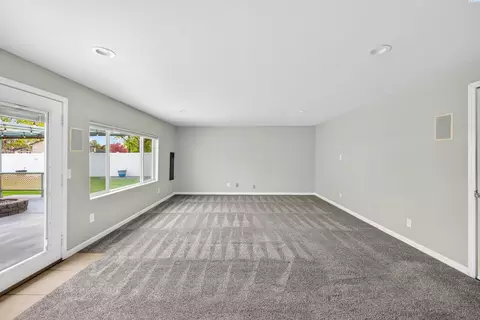 Living - 4313 W Agate St, Pasco, WA 99301 photo 2 of 4