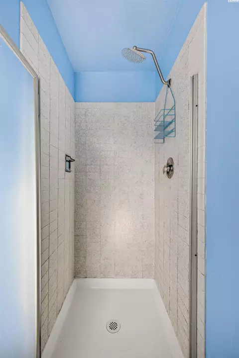 Bath - 4313 W Agate St, Pasco, WA 99301 photo 2 of 4
