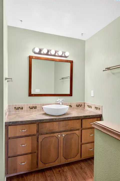 Bath - 4313 W Agate St, Pasco, WA 99301 photo 4 of 4