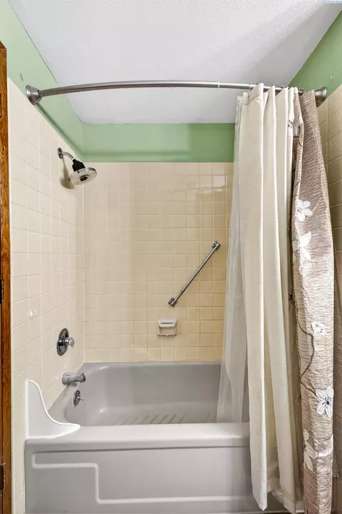 Bath - 4313 W Agate St, Pasco, WA 99301 photo 3 of 4
