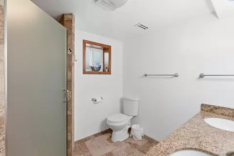 Bath - 801 E Valleyview Ln, Colfax, WA 99111 photo 4 of 5