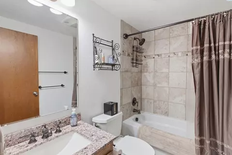 Bath - 801 E Valleyview Ln, Colfax, WA 99111 photo 1 of 5